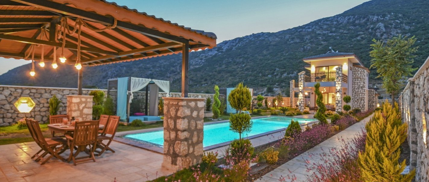 Kalkan'da Özel Tasarımlı 2 Yatak Odalı Kapalı ve Açık Havuzlu Çiftlik Evi