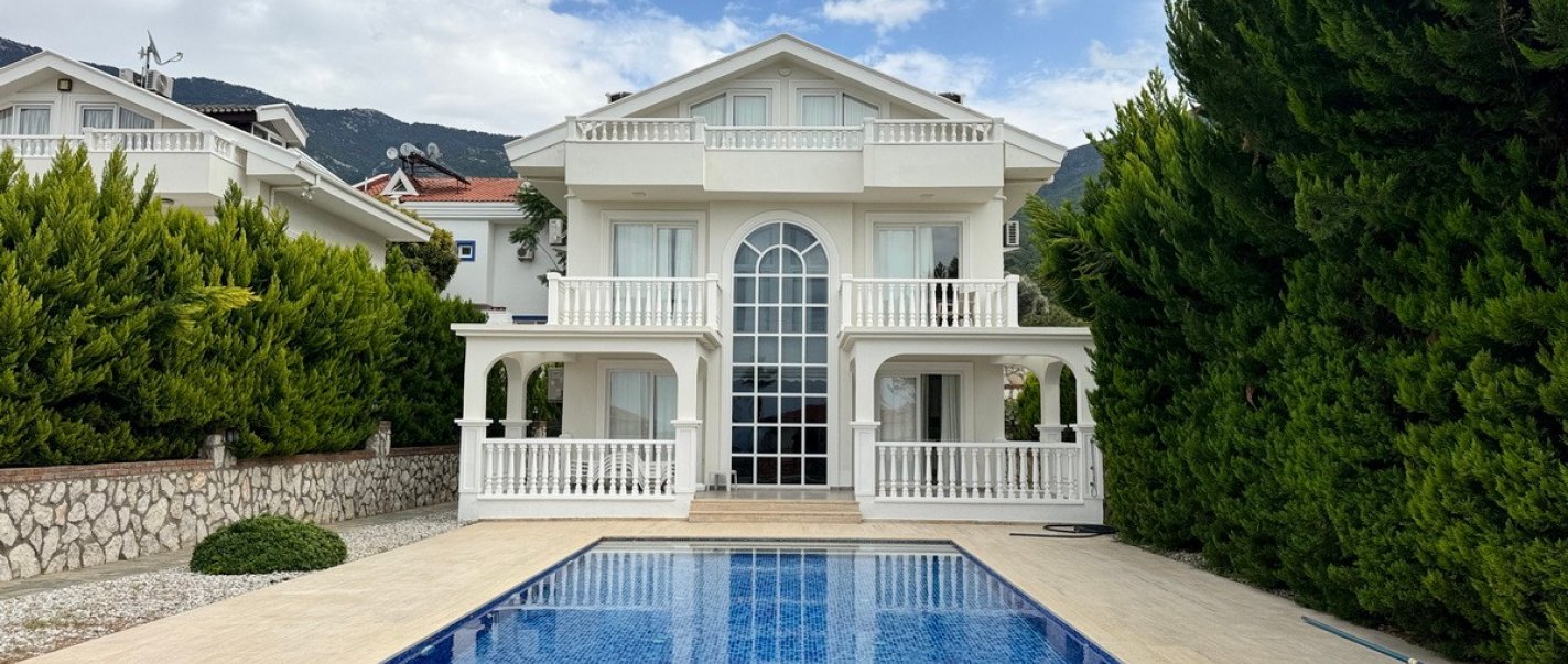 Fethiye Ovacık'ta Babadağ manzaralı ve özel havuzlu, 4 yatak odalı lüks villa